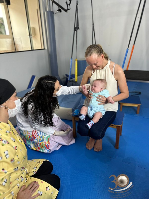 CERNIC realiza instalação de placas palatinas de memória em bebês com síndrome de Down.